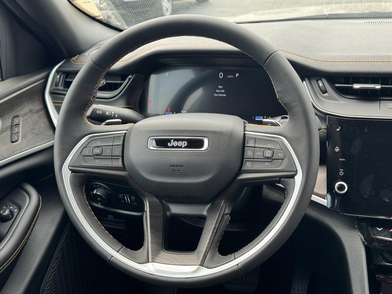 Jeep Grand Cherokee Vehicle Full-screen Gallery Image 8