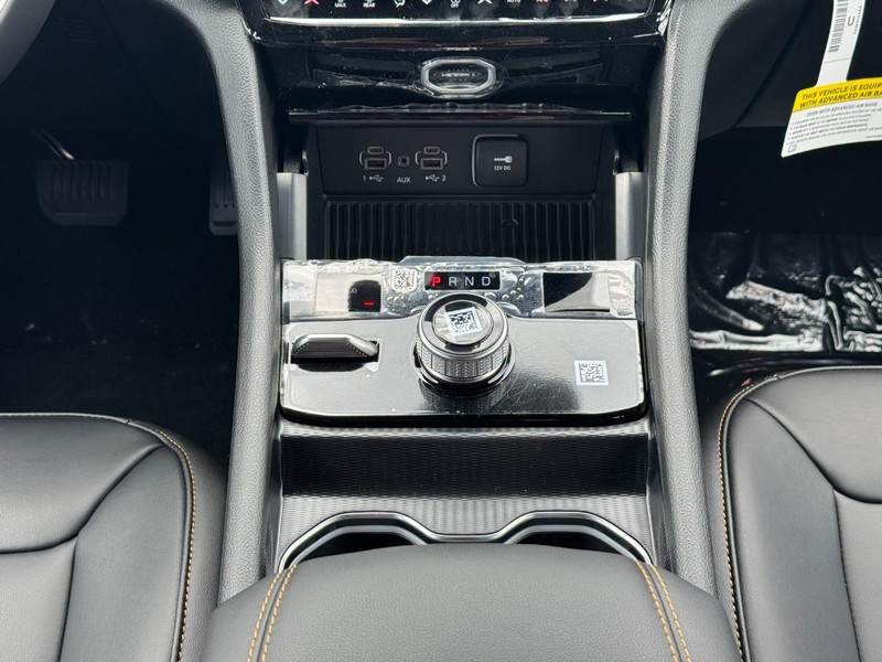 Jeep Grand Cherokee Vehicle Full-screen Gallery Image 10