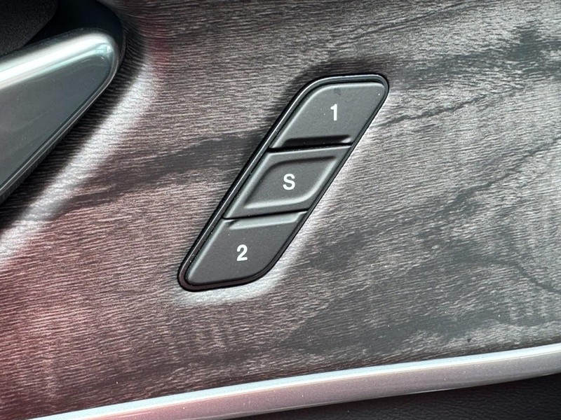 Jeep Grand Cherokee Vehicle Full-screen Gallery Image 12