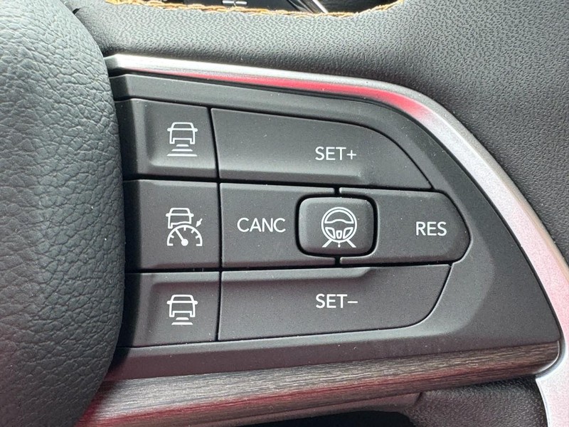 Jeep Grand Cherokee Vehicle Full-screen Gallery Image 15