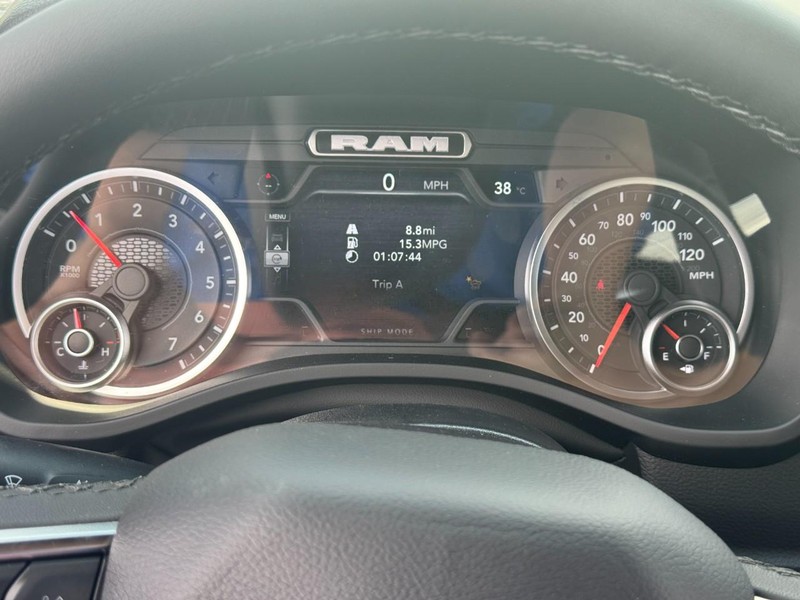 Ram 1500 Vehicle Full-screen Gallery Image 16