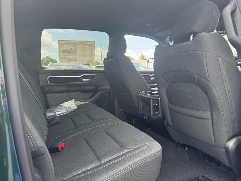 Ram 1500 Vehicle Full-screen Gallery Image 8