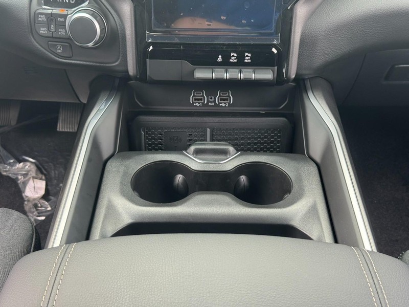Ram 1500 Vehicle Full-screen Gallery Image 12
