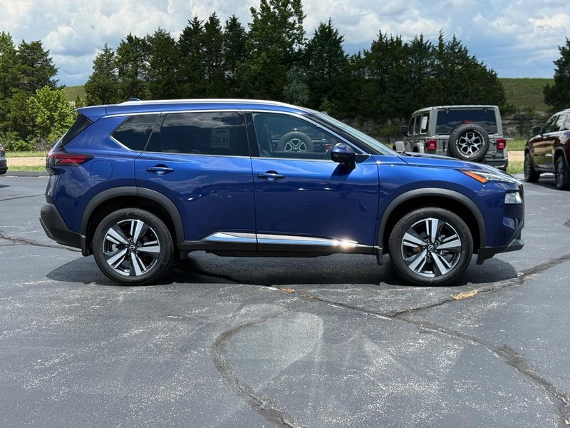 Nissan Rogue Vehicle Full-screen Gallery Image 02