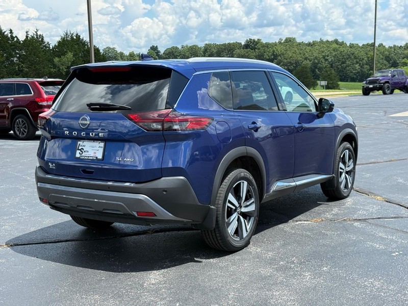 Nissan Rogue Vehicle Full-screen Gallery Image 03