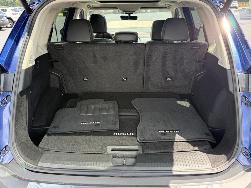 Nissan Rogue Vehicle Full-screen Gallery Image 04