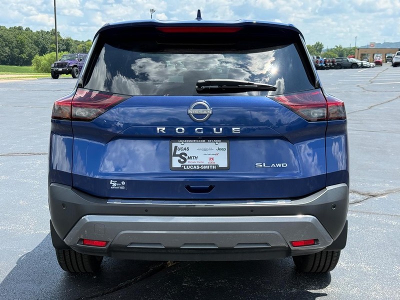 Nissan Rogue Vehicle Full-screen Gallery Image 05