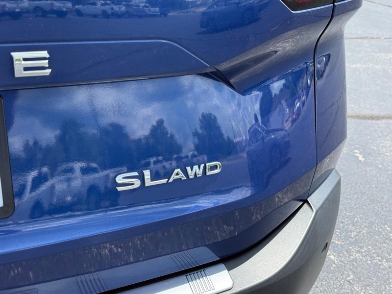Nissan Rogue Vehicle Full-screen Gallery Image 06