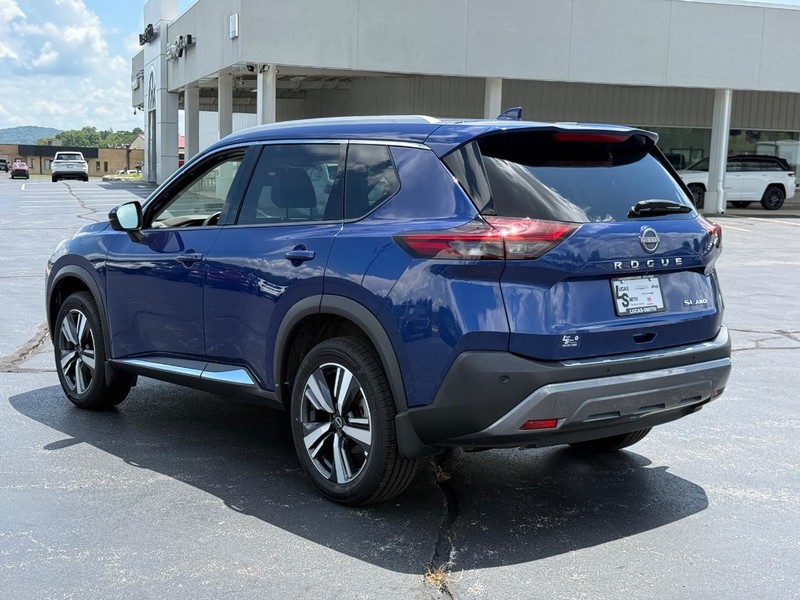 Nissan Rogue Vehicle Full-screen Gallery Image 07