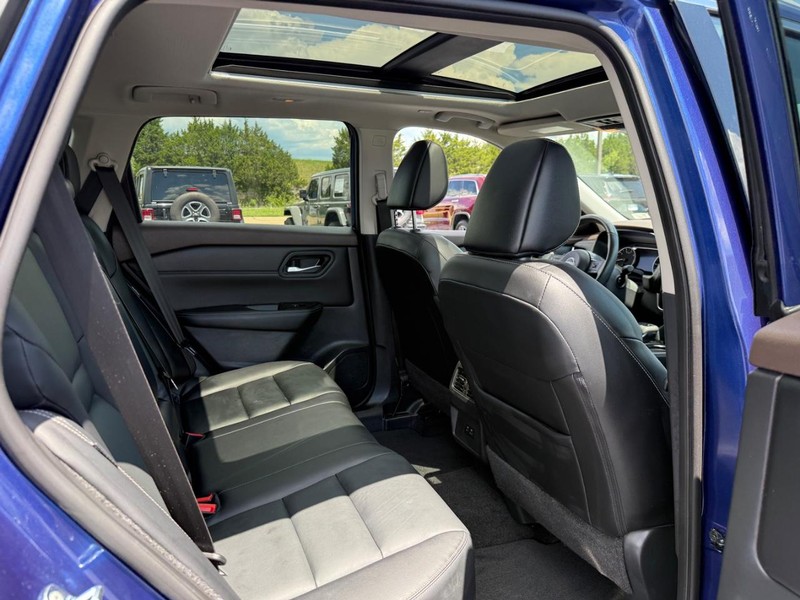 Nissan Rogue Vehicle Full-screen Gallery Image 11