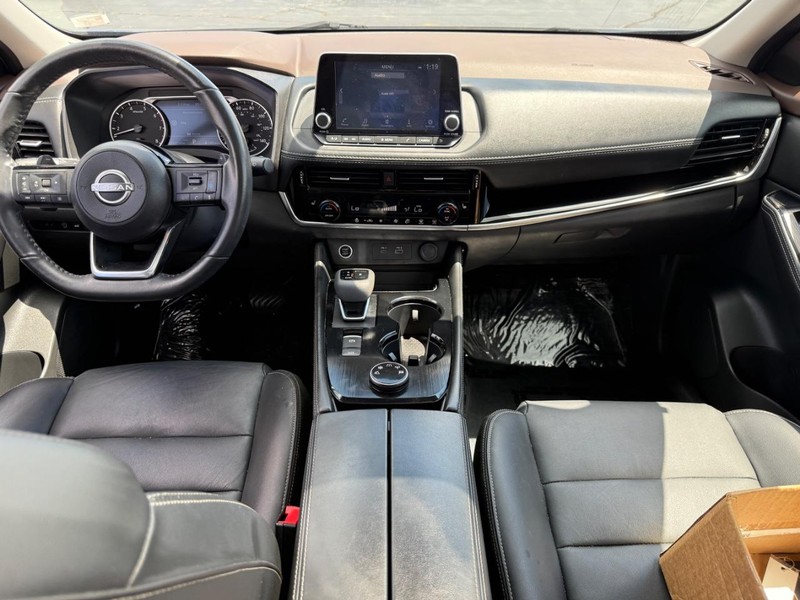 Nissan Rogue Vehicle Full-screen Gallery Image 12