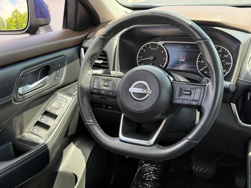 Nissan Rogue Vehicle Full-screen Gallery Image 13