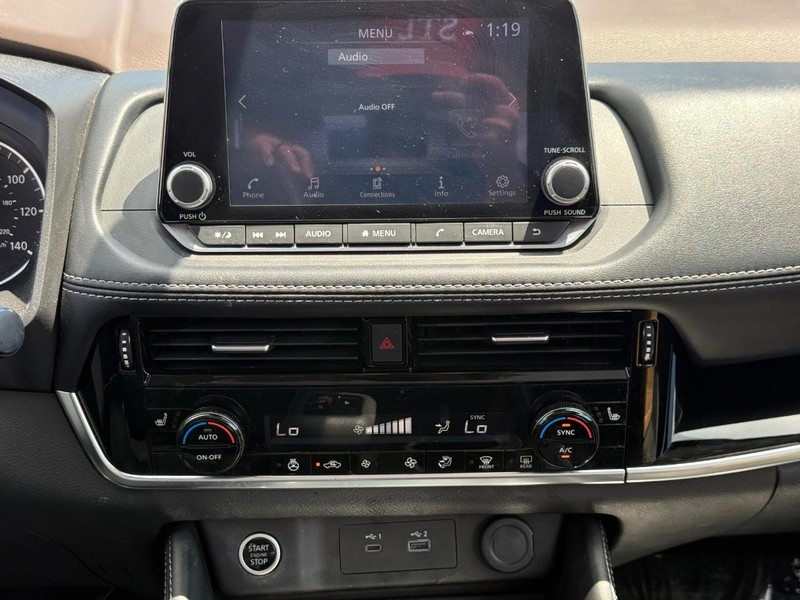 Nissan Rogue Vehicle Full-screen Gallery Image 14