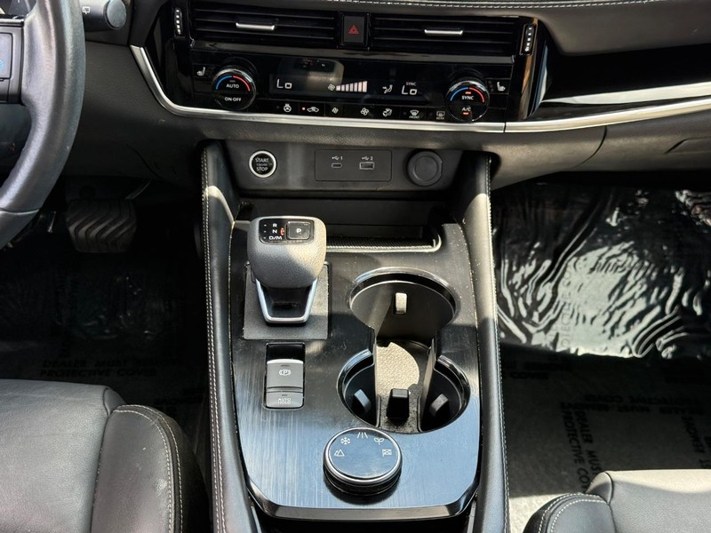 Nissan Rogue Vehicle Full-screen Gallery Image 15