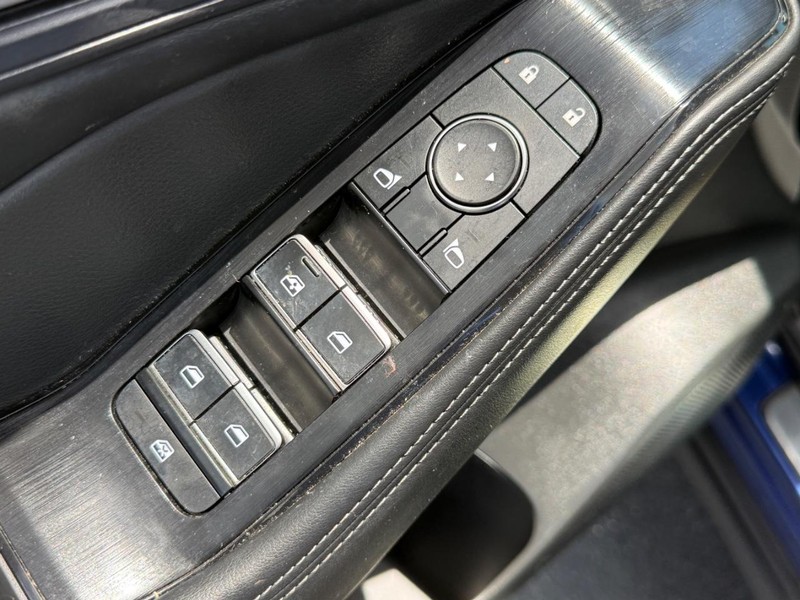 Nissan Rogue Vehicle Full-screen Gallery Image 17