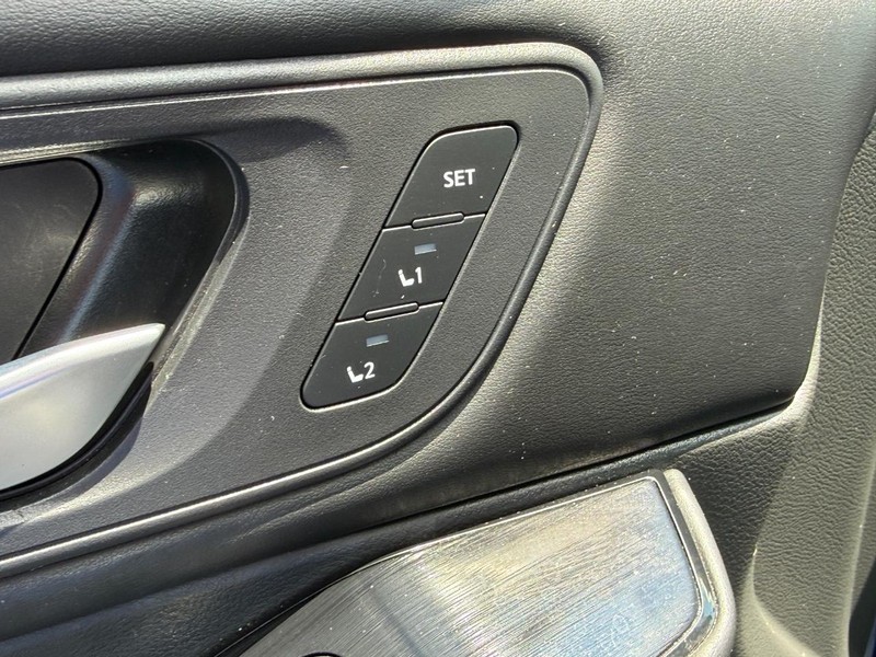 Nissan Rogue Vehicle Full-screen Gallery Image 18