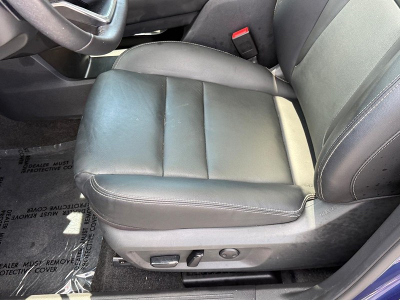 Nissan Rogue Vehicle Full-screen Gallery Image 19
