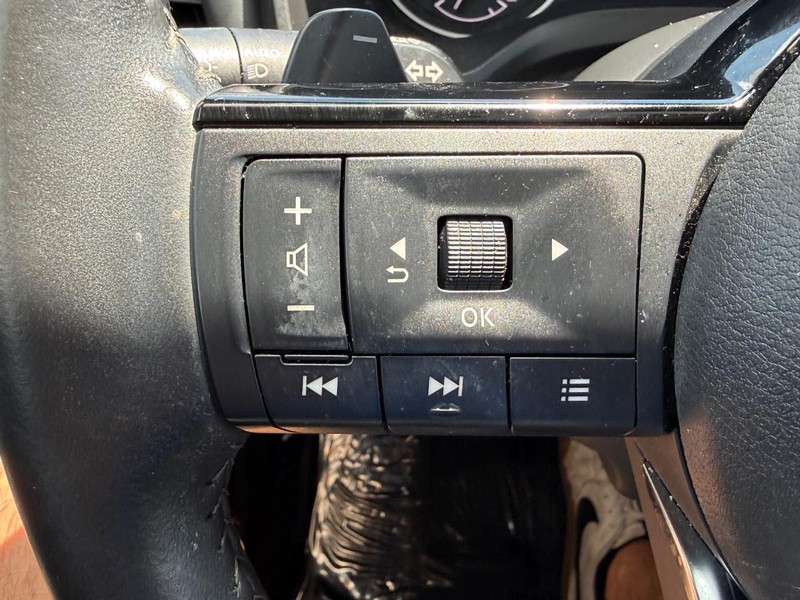 Nissan Rogue Vehicle Full-screen Gallery Image 20