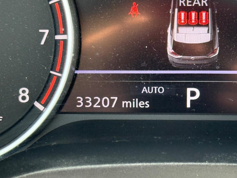Nissan Rogue Vehicle Full-screen Gallery Image 23
