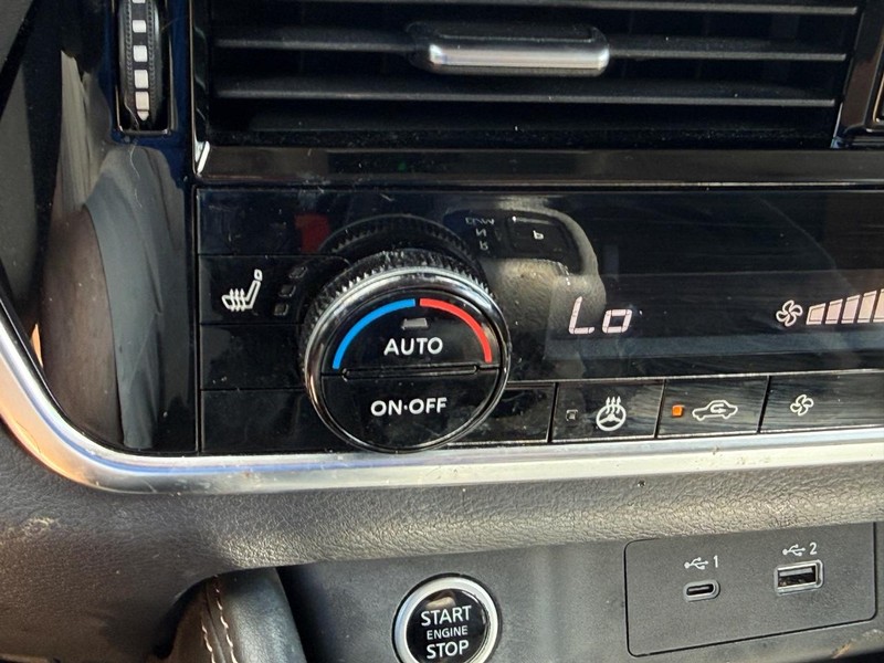 Nissan Rogue Vehicle Full-screen Gallery Image 25