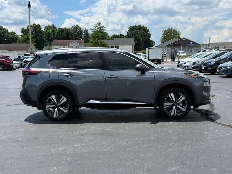 Nissan Rogue Vehicle Full-screen Gallery Image 02
