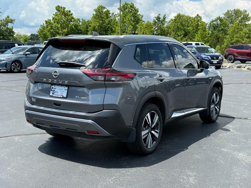 Nissan Rogue Vehicle Full-screen Gallery Image 03