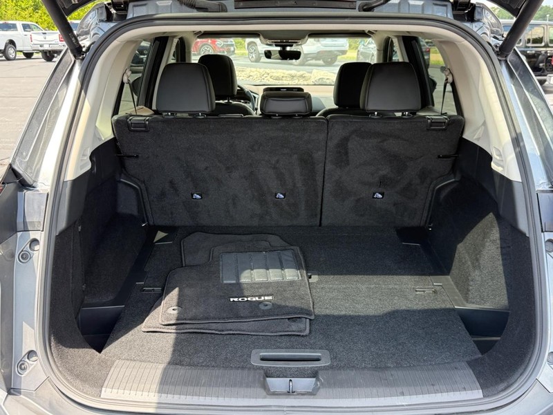 Nissan Rogue Vehicle Full-screen Gallery Image 04