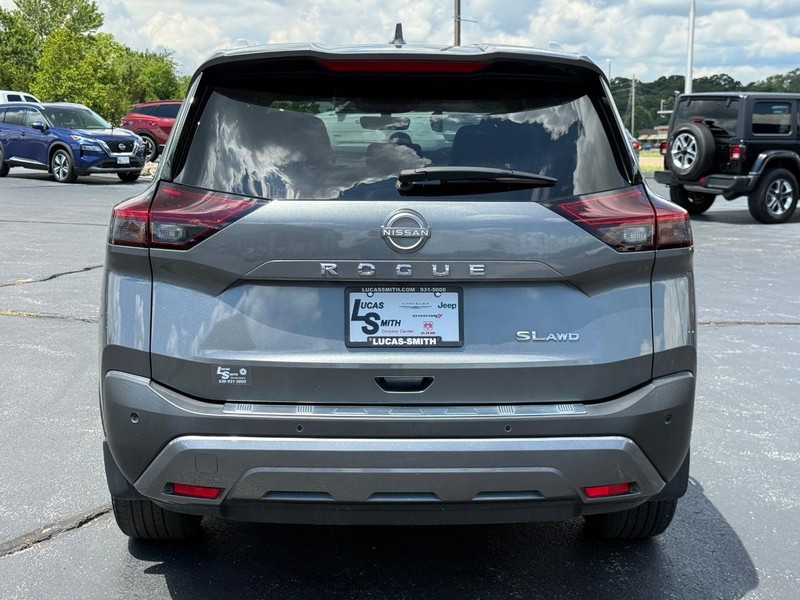 Nissan Rogue Vehicle Full-screen Gallery Image 05
