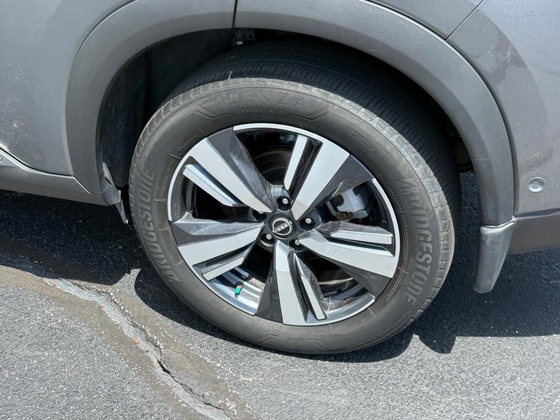 Nissan Rogue Vehicle Full-screen Gallery Image 08