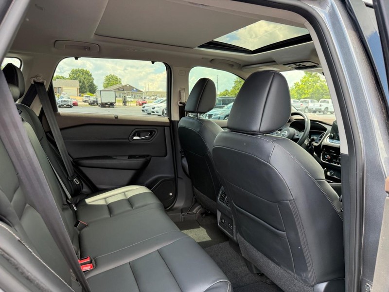 Nissan Rogue Vehicle Full-screen Gallery Image 11