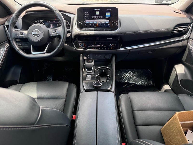 Nissan Rogue Vehicle Full-screen Gallery Image 12