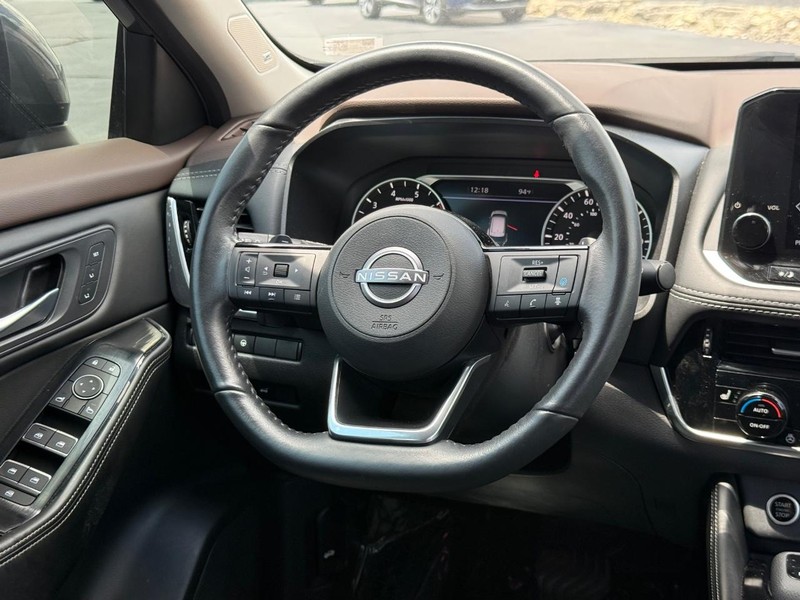 Nissan Rogue Vehicle Full-screen Gallery Image 13
