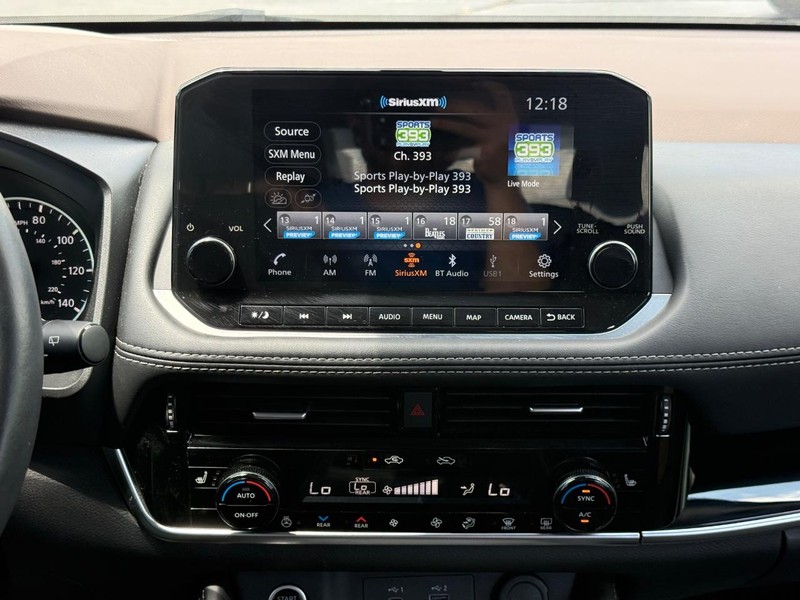 Nissan Rogue Vehicle Full-screen Gallery Image 14