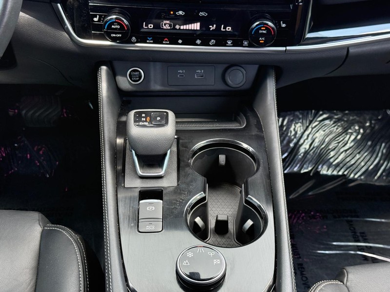 Nissan Rogue Vehicle Full-screen Gallery Image 15
