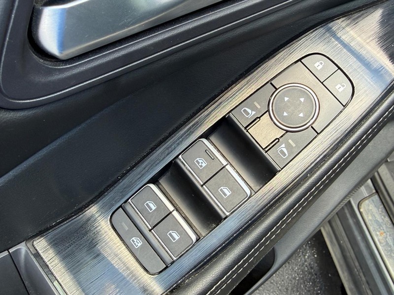 Nissan Rogue Vehicle Full-screen Gallery Image 16