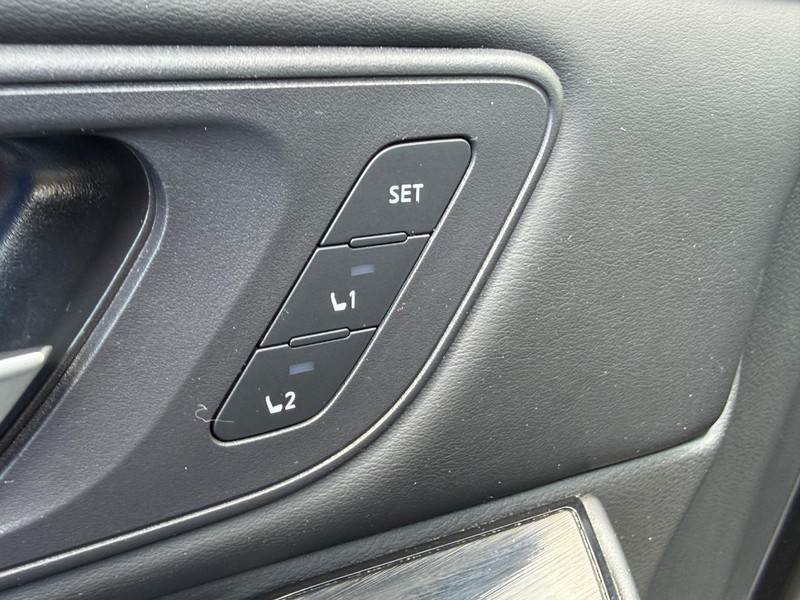 Nissan Rogue Vehicle Full-screen Gallery Image 17