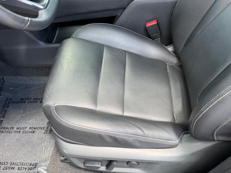 Nissan Rogue Vehicle Full-screen Gallery Image 18