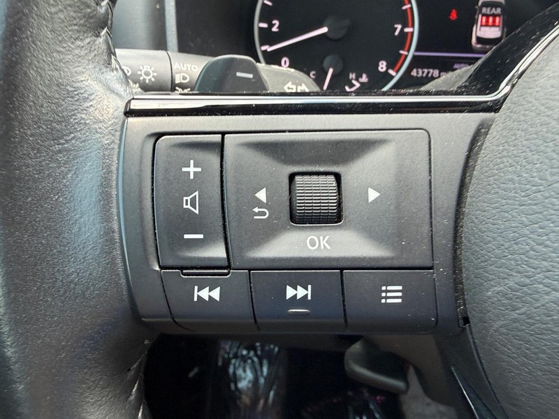 Nissan Rogue Vehicle Full-screen Gallery Image 19