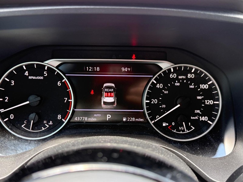 Nissan Rogue Vehicle Full-screen Gallery Image 21