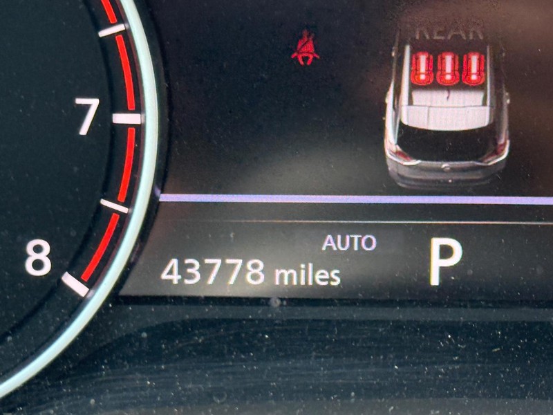Nissan Rogue Vehicle Full-screen Gallery Image 22