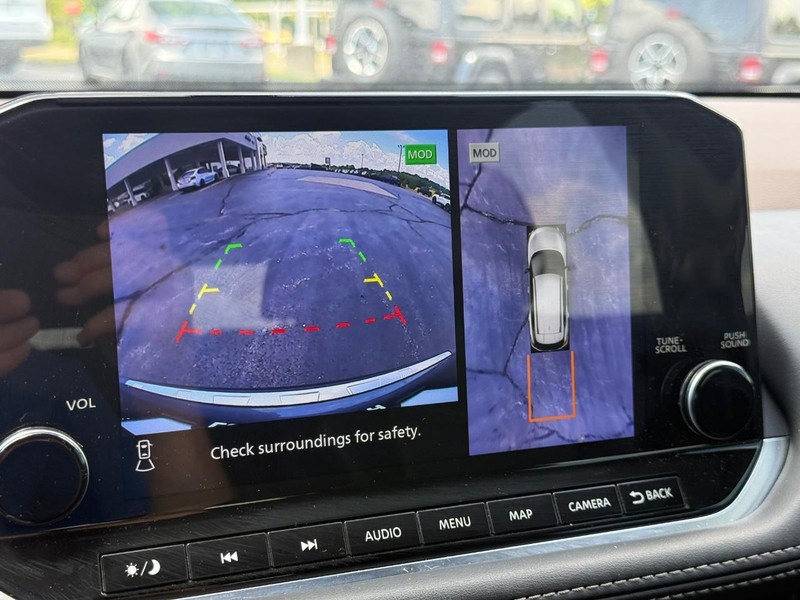 Nissan Rogue Vehicle Full-screen Gallery Image 23