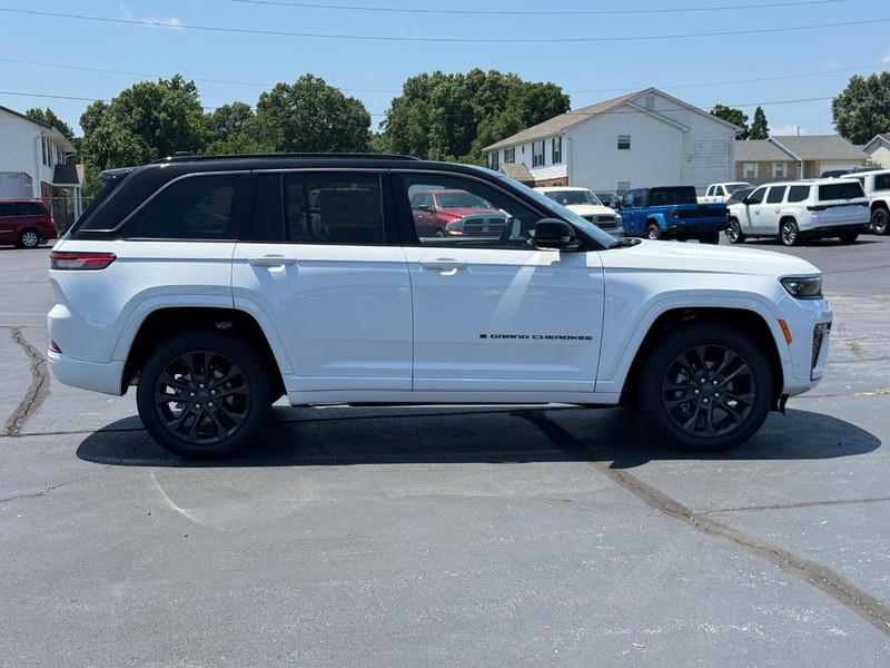 Jeep Grand Cherokee Vehicle Full-screen Gallery Image 2