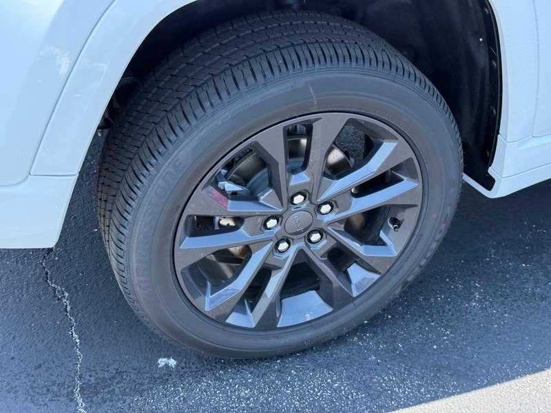 Jeep Grand Cherokee Vehicle Full-screen Gallery Image 4