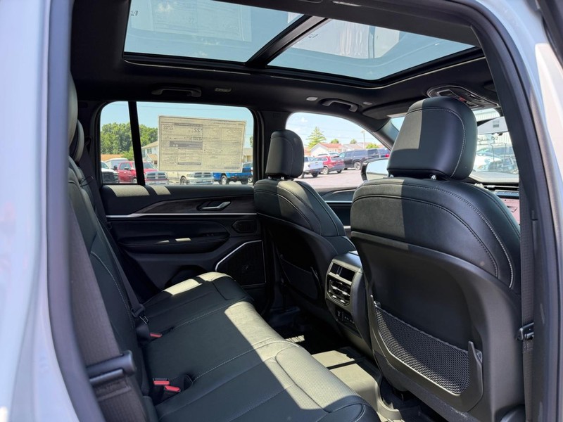 Jeep Grand Cherokee Vehicle Full-screen Gallery Image 5