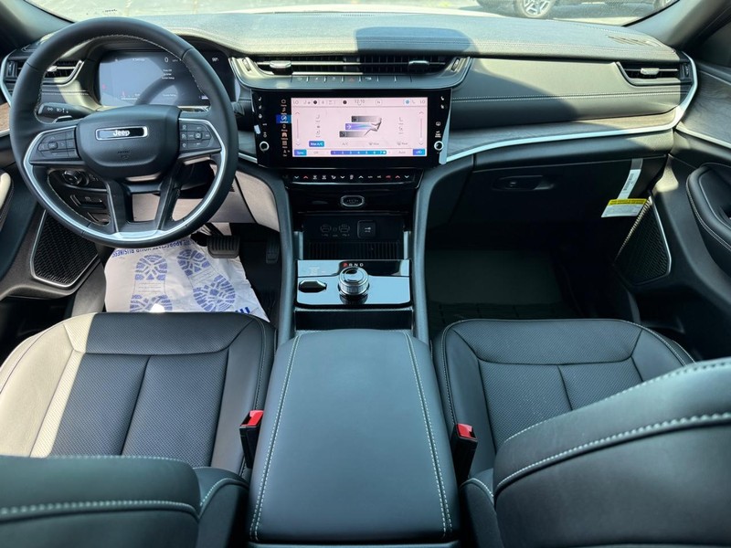 Jeep Grand Cherokee Vehicle Full-screen Gallery Image 6