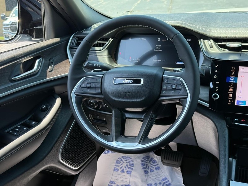 Jeep Grand Cherokee Vehicle Full-screen Gallery Image 7