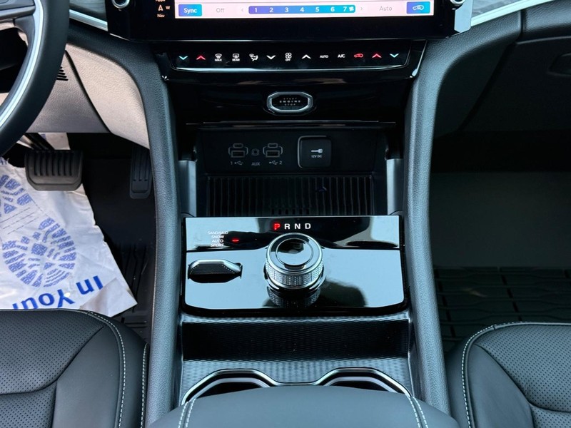 Jeep Grand Cherokee Vehicle Full-screen Gallery Image 9