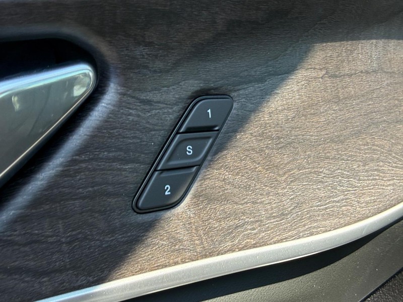 Jeep Grand Cherokee Vehicle Full-screen Gallery Image 11