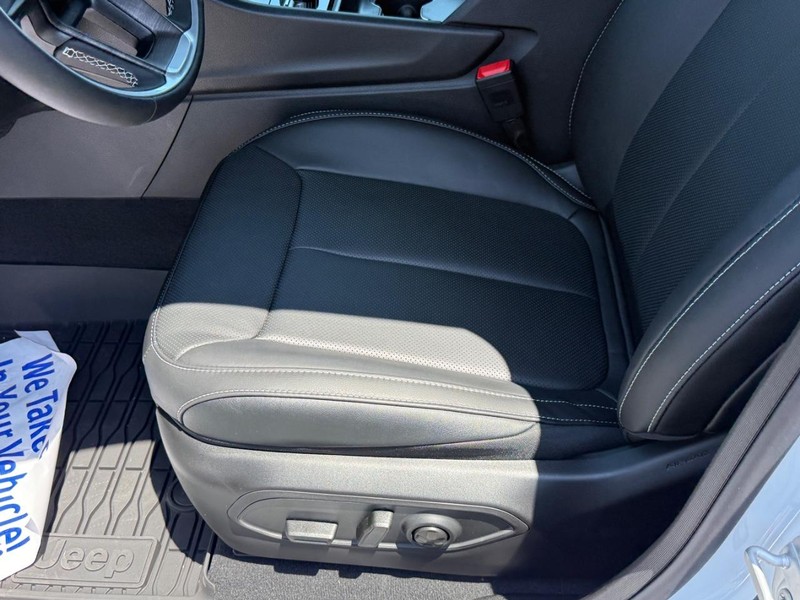 Jeep Grand Cherokee Vehicle Full-screen Gallery Image 12