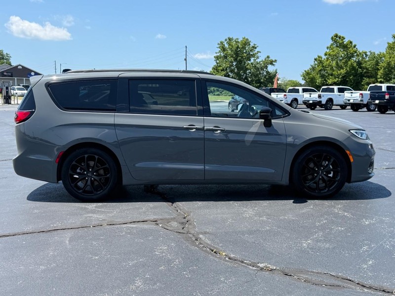 Chrysler Pacifica Vehicle Full-screen Gallery Image 2